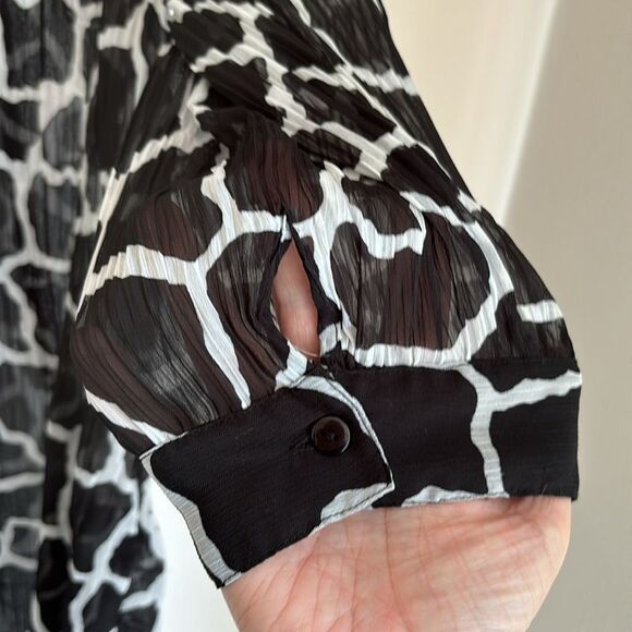 Chico’s Women’s animal print geometric 3/4 sleeve collared sheer blouse 1 small - Picture 5 of 9